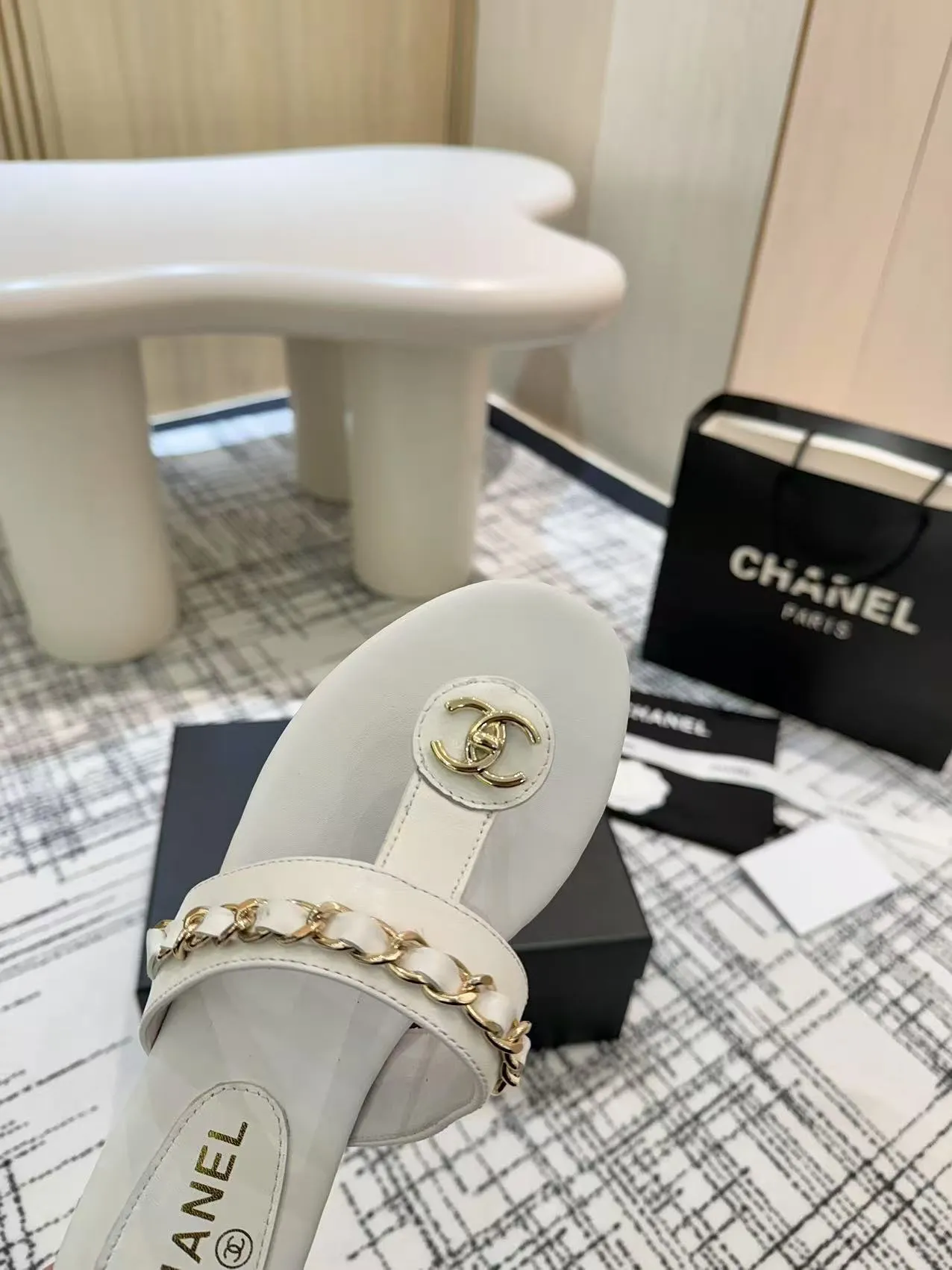 👟👟Ex-factory price 480👟👟 Top version Chanel Chanel - 2025 spring model, counter top double C sandals, this classic design; the extraordinary double C incorporates a variety of color elements... The diversified mix and match is very beautiful and versatile, very light on the foot, comfortable, super delicate and elegant, and can be used outdoors... ꫛꫀꪝ Go➫ Material: ❶Upper made of: Original imported sheepskin ❷Inner lining: Original sheepskin lining ❸Outsole based on: Original Italian genuine leather outsole Counter boutique packaging complete set for women 35–40 (customized for 41) 3 colors available (black, white, apricot)